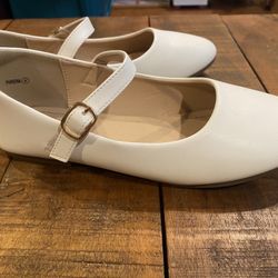 Girls White Flats - Size 4 ( Fits Women’s 6)