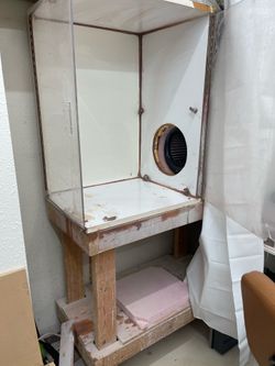 Spray booth with heavy table