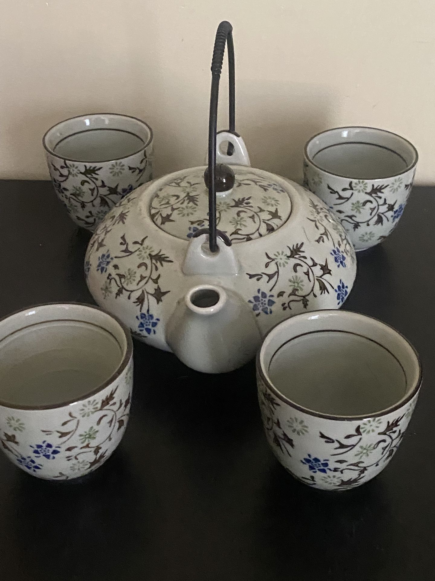Teapot With 4 Small Cups Great Conditions Pick Up In Culver City