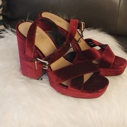 Beautiful platform woman shoes! 🥰👡 In Westsidade  Area 32205 Jacksonville Florida!