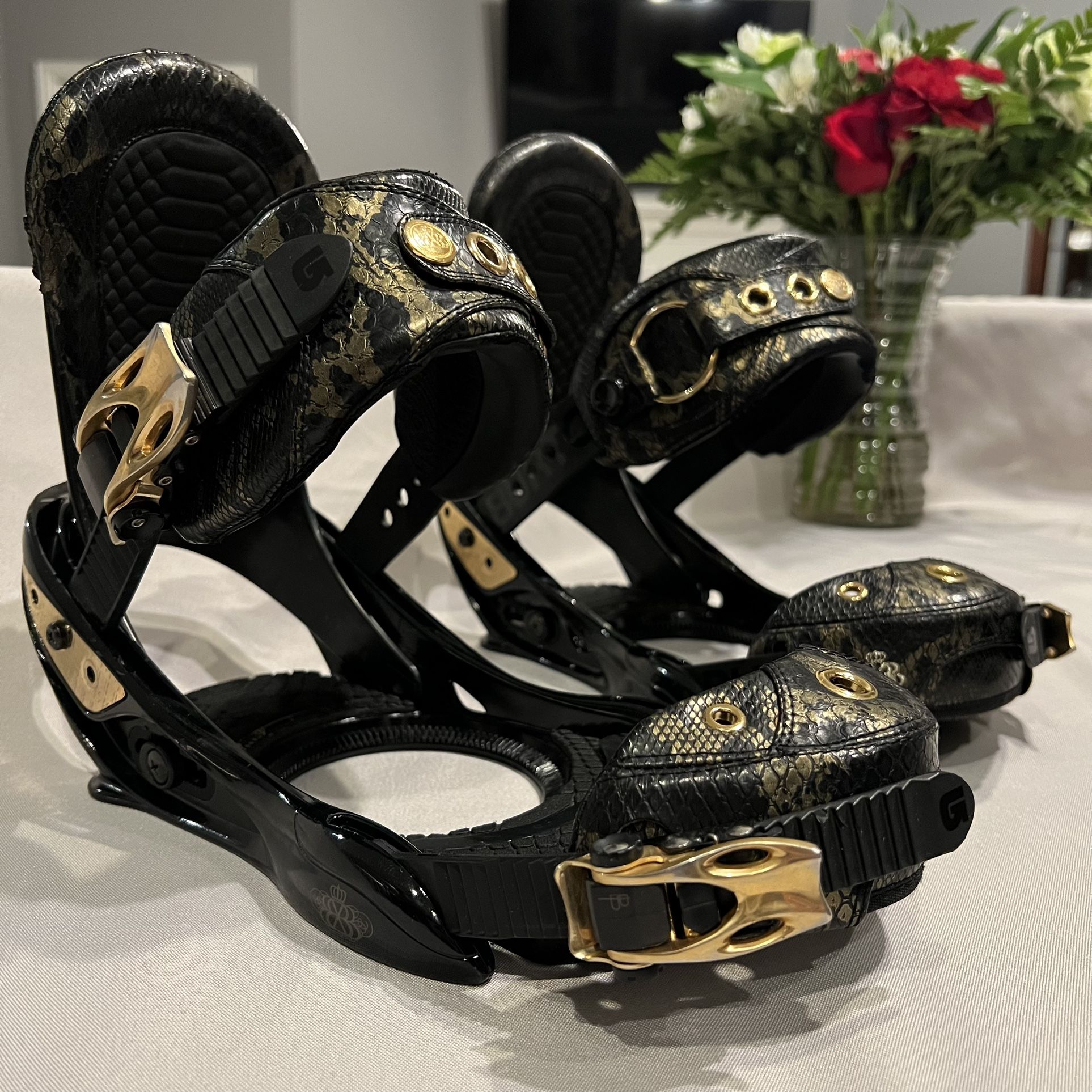 Burton Notori Snowboard Bindings - Women’s Size M | Black & Gold Bling Snakeskin – FULL SET IN ORIGINAL BOX