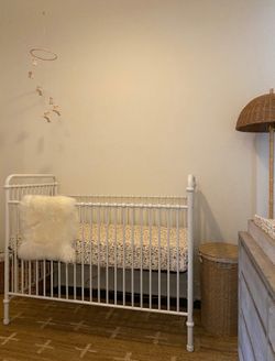 Namesake Abigail 3 in 1 Convertible Crib (awesome condition)