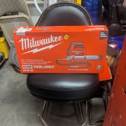 Milwaukee M12 Cordless Grease Gun 