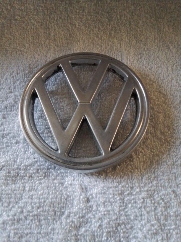 VINTAGE VOLKSWAGEN METAL CAR EMBLEM AND GAS CAP WITH VW LOGO VERY COLLECTABLE 