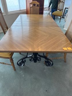 Dining room table/chairs/ and hutch
