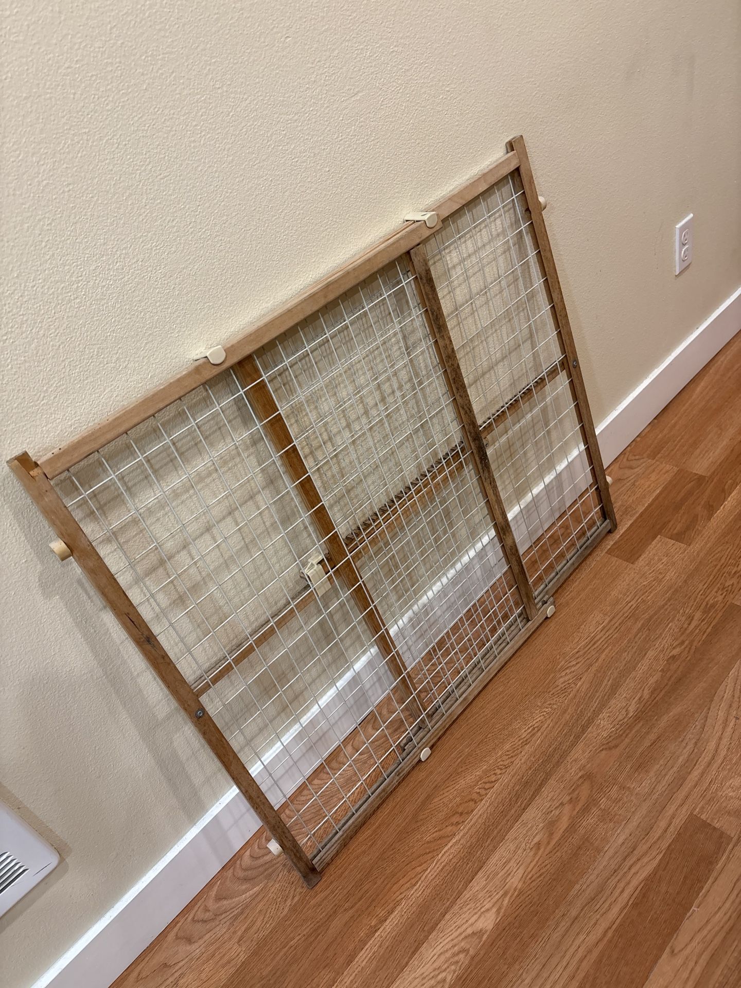 🌿 Adjustable Wooden Pet/Baby Gate 