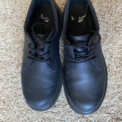 Dr. Martens Boys shoes with air cushion sole Size 4