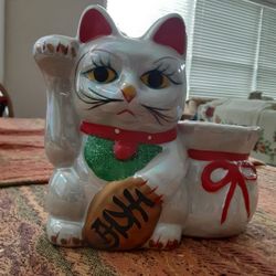 ORIENTAL DECOR A SMALL SHINNY SILVER CAT WITH HOLDER