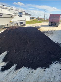 Se lleva relleno para lotes y otros materiales … se limpia lotes ..en cape coral ,,lehgegh,Fortmyer y punta gorda… son 4 camiones se trabaja rápido y 