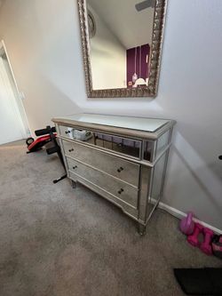 MIRRORED DRESSER- 3 DRAWERS