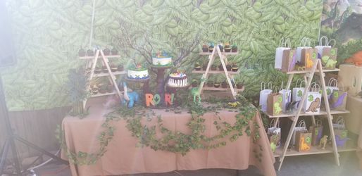 2 cupcakes stands in natural wood