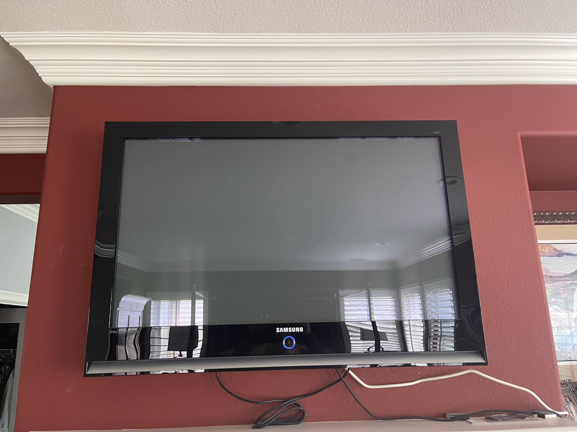 Samsung Plasma TV 42 Inch W/ Wall Mount