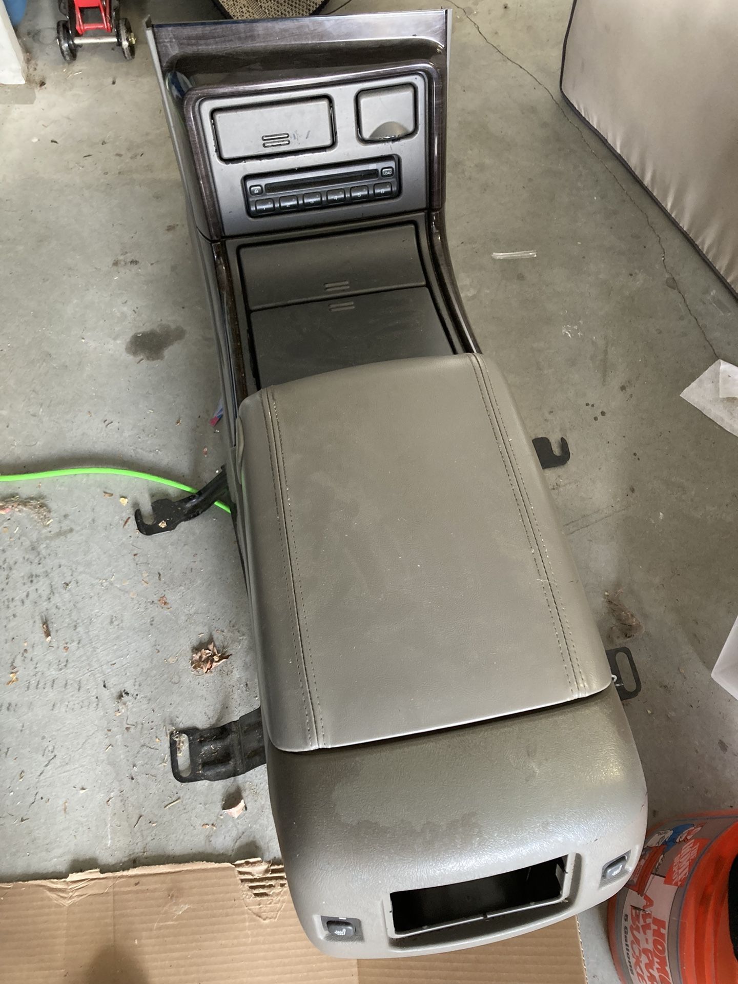 03-06 GMC Yukon Denali Center Console 