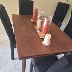 Table And 5 Black Chairs Or 4 White Chairs