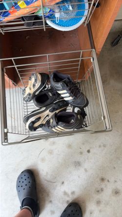 Baseball cleats