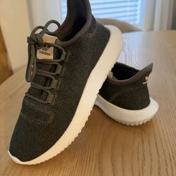 Adidas De Mujer Size 6 1/2.    20