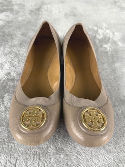 Tory Burch Beige Taupe Leather Ballet Flats Gold Logo Medallion Womens 6.5M