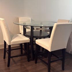 Dining room table/4 Chairs