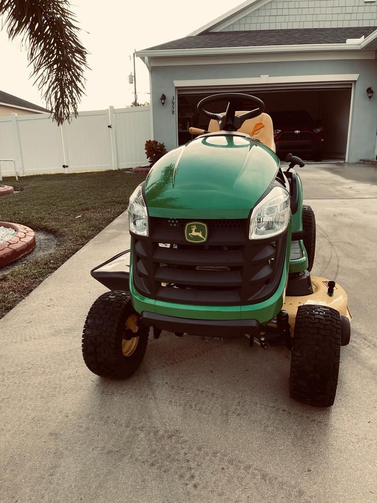 Good As New John Deere E100 Riding Mower Lawn 