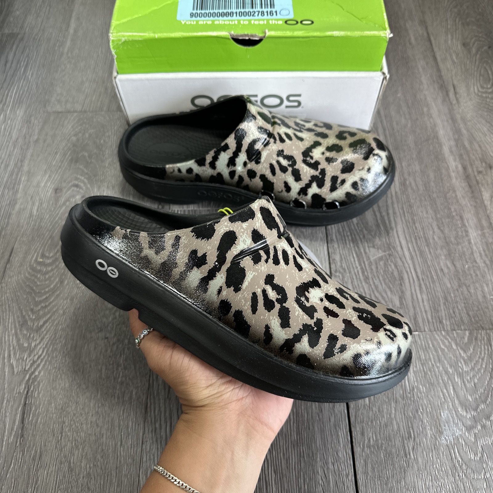 [OOFOS] ウーフォス: OOCLOOG LUXE LEOPARD Oofos OOcloog Leopard Womens 10 Slip On Brown Mules Clogs