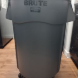 Rubbermaid BRUTE 55 Gallon Rolling Trash Can {Grey}