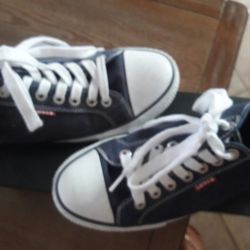 Tennis shoes