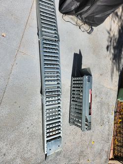 Tri-fold loading ramps