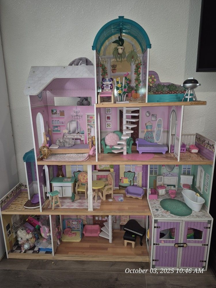 Giant Doll/Barbie House