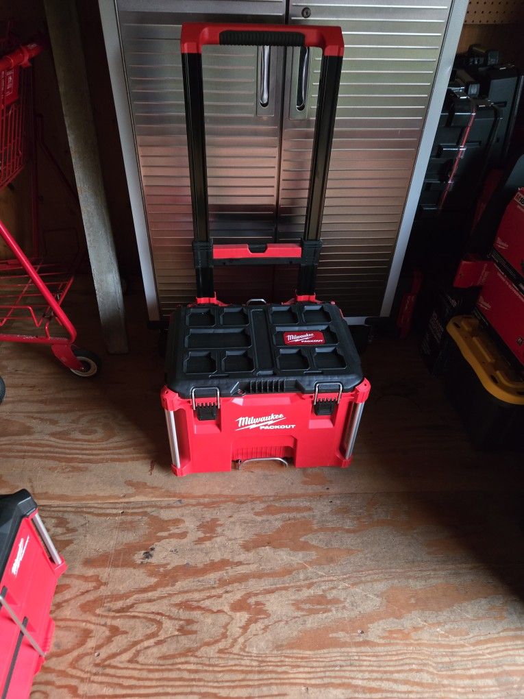 MILWAUKEE ROLLING PACKOUT