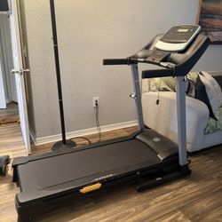 Treadmill Golds Gym 430i treadmill excellent condition ***OPEN TO OFFERS***
