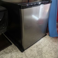 Cusinart Mini fridge