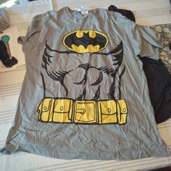 XL Batman T-shirt with Velcro Cape On Back Halloween Costume