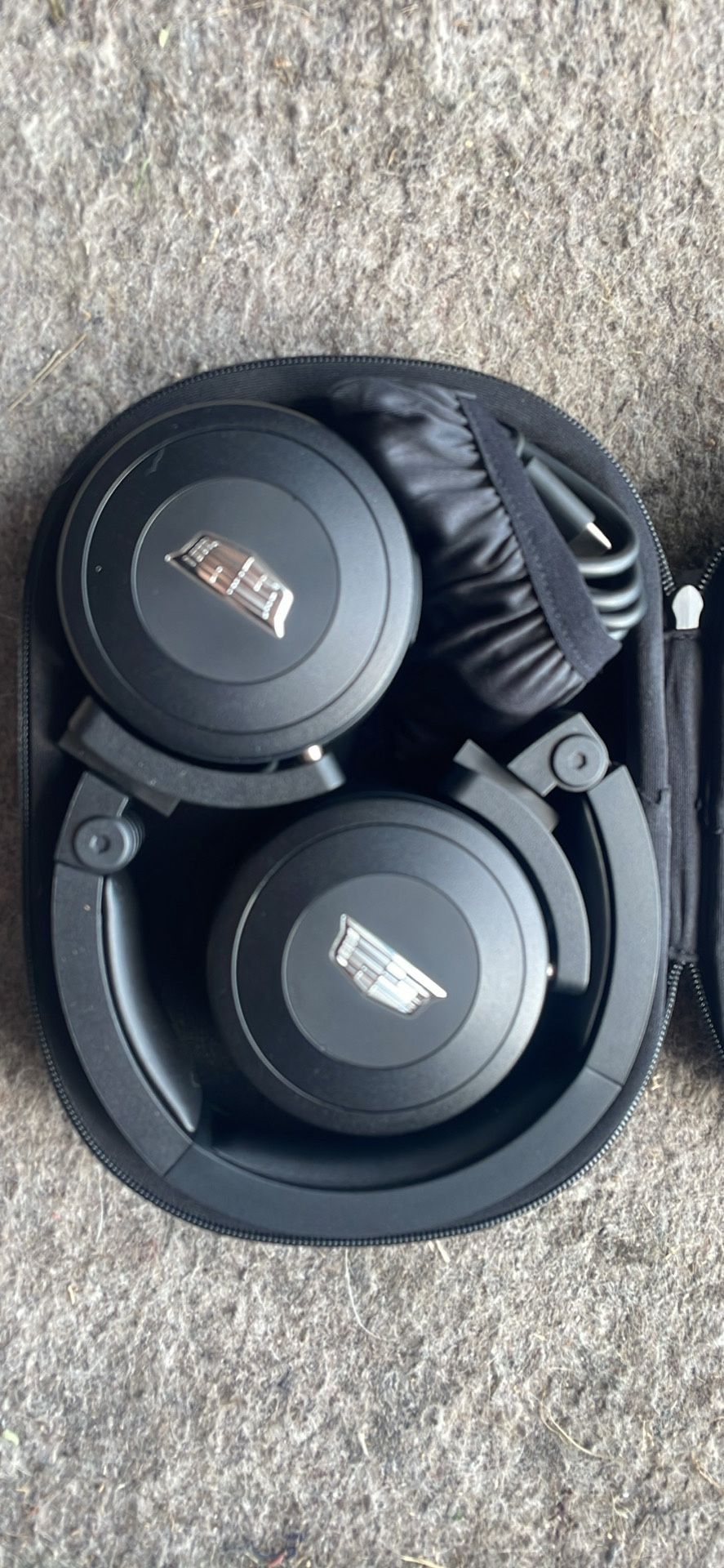 AKG Cadillac Escalade 2017-2025 Bluetooth headphones