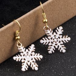 Pretty Snowflake Dangle Earrings
