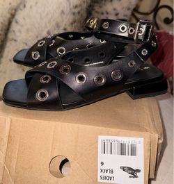 Women’s size 6 (( NEW))