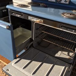 Mesa Y Estufa Antiguas La Estufa Se Necesita Arreglar Las Mechas