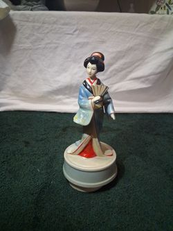 Maruho Geisha,Japanese Porcelain On revolving Music Box