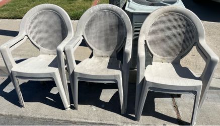 Free 6 Plastic Chairs