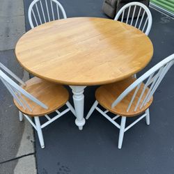 Beautiful Dining Table W/4 Chairs And 2 Extension Leaves 