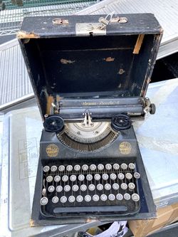 Vintage Urania Piccola S Typewriter – German Portable w/ Case