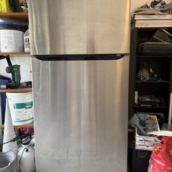 LG Top Freezer Refrigerator in Stainless Steel W/ Water Dispenser 