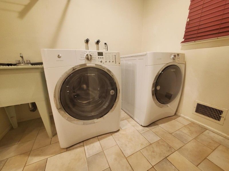 Electrolux Washer and electric Dryer Set $280