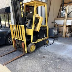 Hyster Electric Forklift w/ charger 3000 Lbs lifting capacity, 4367 hours  
