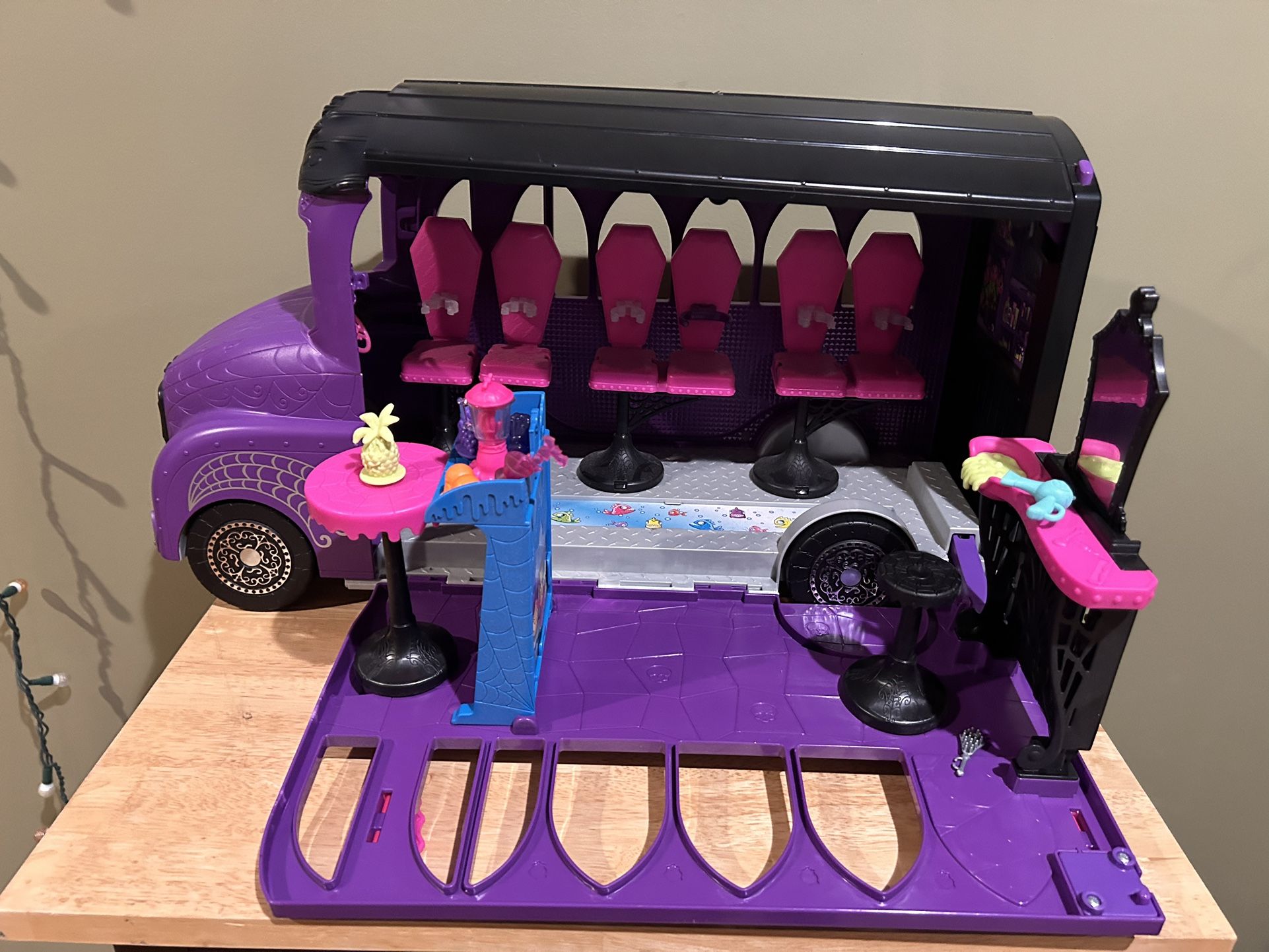 Monster High Deluxe Bus Mattel 2016 With Most Accessories