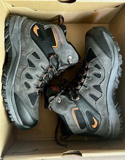BRAND NEW BOYS size 5 Hiking Boots 