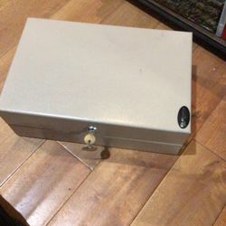 Metal Box Vintage Key Holder With Key