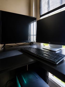 Custom Built Computer w 2 Monitors : Ryzen 2700x