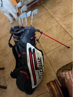 Titlelist bag with clubs