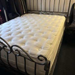 Selling Queen Bed 