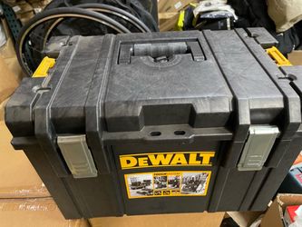 DeWalt ToughSystem DS400 (extra-large, heavy-duty modular tool storage case featuring durable structural foam walls and an IP65 water and dust resista